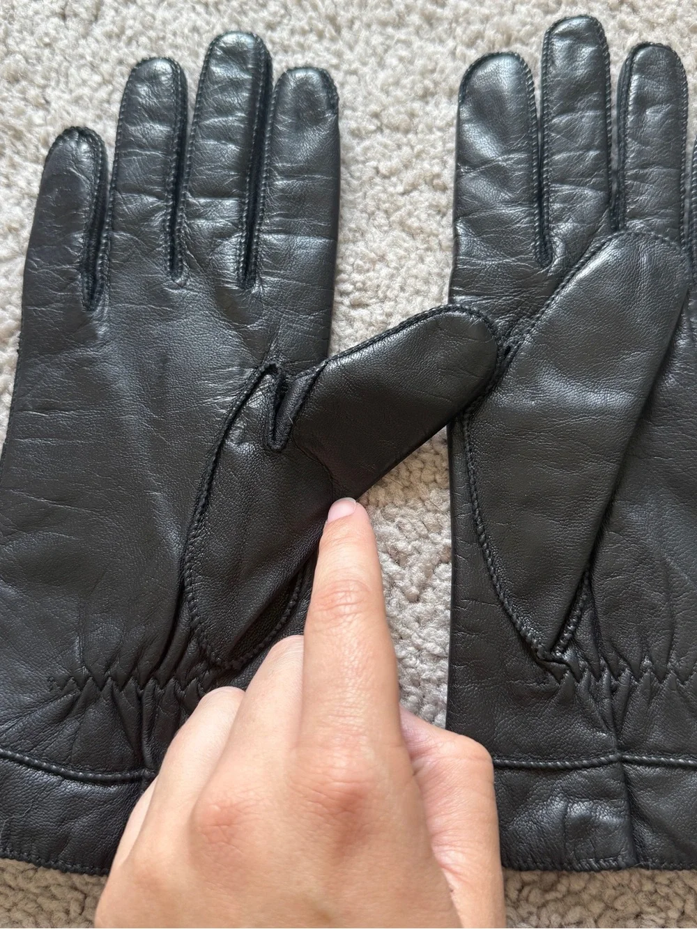 Elegant Black Leather Women’s Gloves